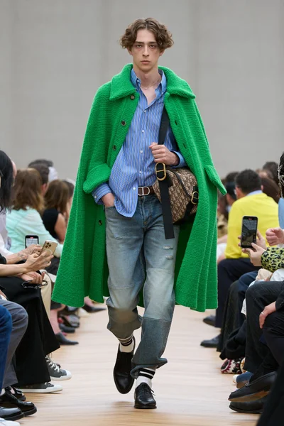 Look 18